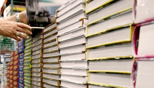 Thị trường sách Việt năm 2013 đã có những đầu sách được bán hơn 200.000 bản.