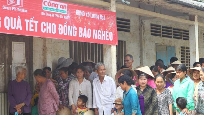 Home Credit tặng quà Tết cho bà con nghèo Trà Vinh