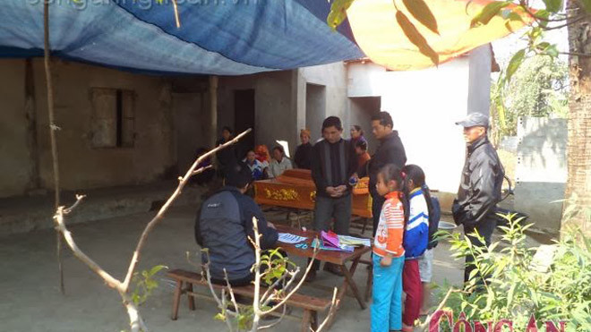 Bà con hàng xóm đến chia buồn cùng gia đình anh Toàn