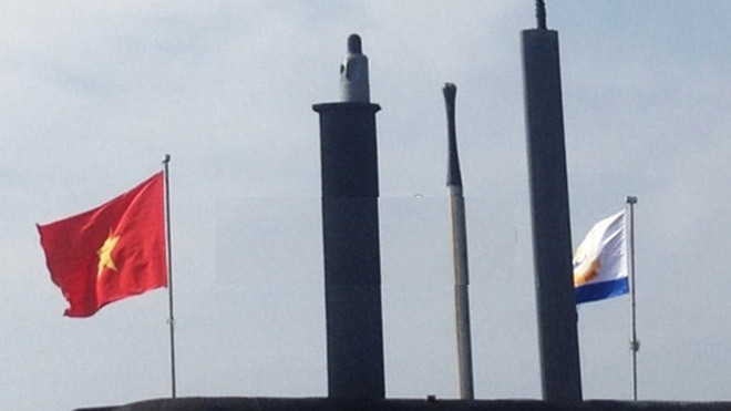 Uy nghiêm lễ thượng cờ trên tàu ngầm Kilo Hà Nội