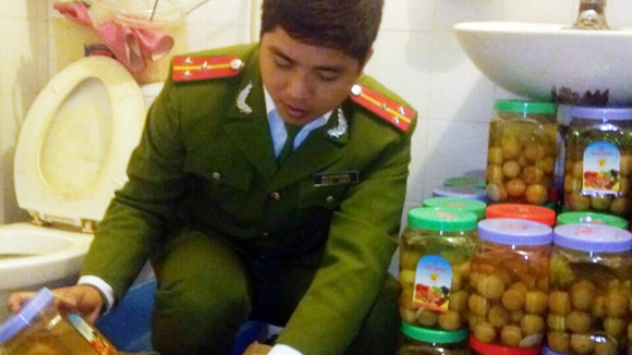 Chanh muối chất lượng cao... “ủ” trong nhà vệ sinh