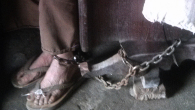 Không còn cách nào khác, chị Huê đành phải dùng xích và khóa to để xích chồng