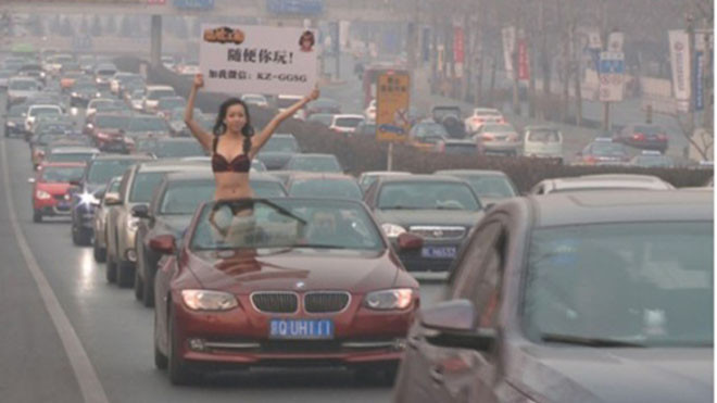 Mặc đồ lót đứng trên xe mui trần giữa -5 độ C