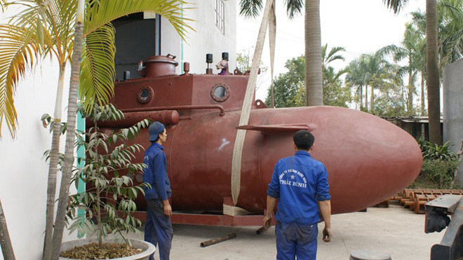 Đưa tàu ngầm Trường Sa vào bể thử nghiệm