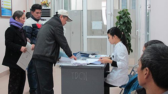 Với những bệnh không nguy hiểm đến tính mạng, nhiều người đành hoãn chữa trị để đợi thẻ BHYT