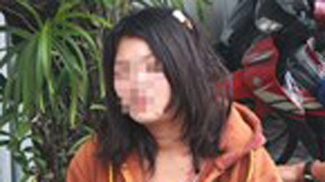 Chủ quán cơm bị gã nhân viên mới đánh đập, đòi tiền