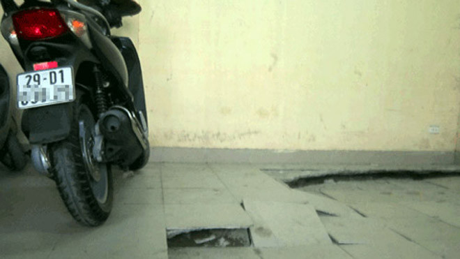 Nền nhà để xe lún sâu khiến nhiều diện tích không sử dụng được. Ảnh: Lường Toán