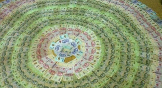 'Đại gia quần short' xếp hình khoe tiền gây bão mạng