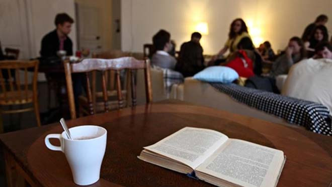 Khách hàng đến Ziferblat chỉ phải trả phí chỗ ngồi. Ảnh: Fastcoexist