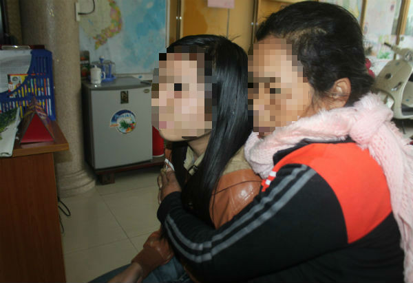 Mẹ con N. khóc sụt sùi khi kể lại quãng thời gian 2 năm bị đày đọa kinh hoàng nơi đất khách.