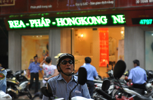 Người dân sẽ phải khai báo thông tin cá nhân, xuất trình chứng minh thư nếu giao dịch vàng từ 300 triệu đồng trở lên. Ảnh: Anh Quân.