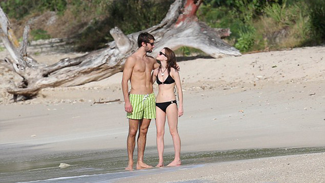 Emma Watson đắm đuối bên trai trẻ