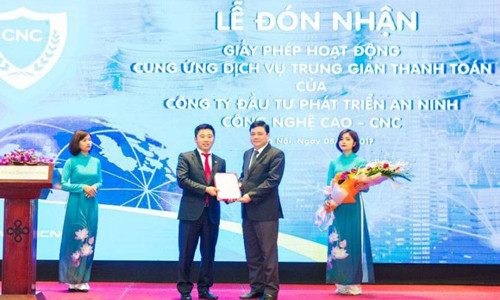 Ông Nguyễn Văn Dương (người đeo cà vạt đỏ)