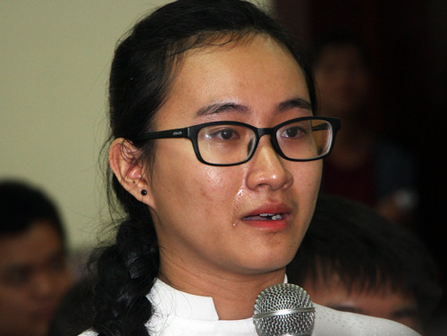 Nữ sinh Phạm Song Toàn kể về cô giáo Toán trong buổi gặp gỡ với lãnh đạo Sở Giáo dục và Đào tạo TP HCM. Ảnh: Mạnh Tùng.