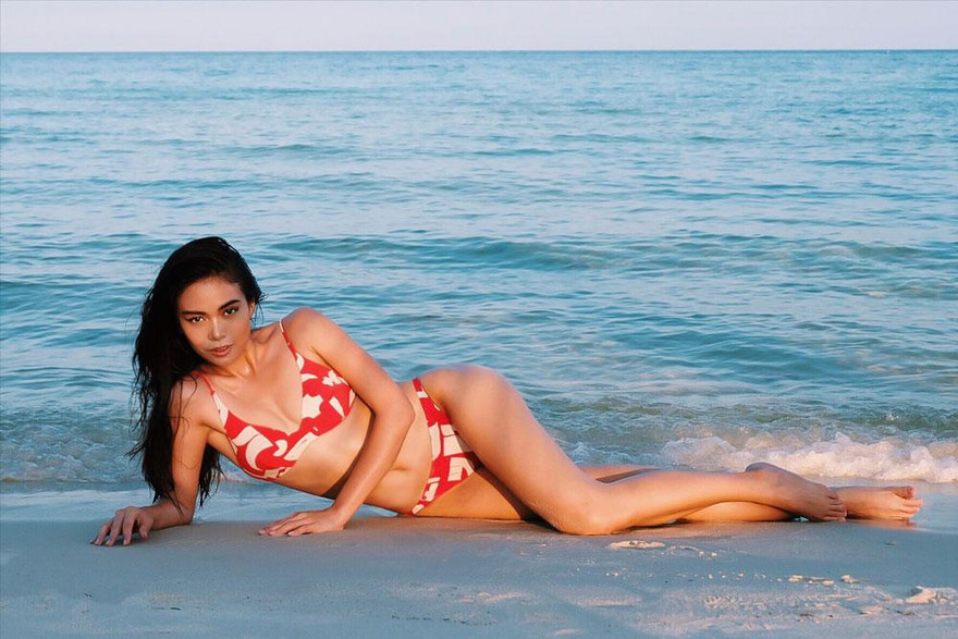 Mâu Thủy khoe đường cong 'vạn người mê' với bikini