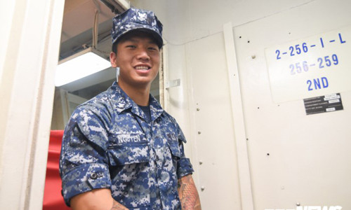 Thủy thủ gốc Việt Paul Nguyễn trên tàu sân bay USS Carl Vinson. (Ảnh: Tùng Đinh)