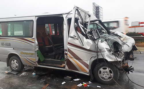 Xe khách 16 chỗ đâm vào đuôi xe tải và bẹp dúm đầu, hai nạn nhân tử vong. Ảnh: Bá Đô