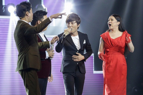 Ngọc Sơn và Như Quỳnh rời ghế nóng, lên sân khấu khiêu vũ với thí sinh