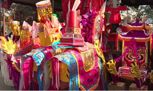 Vàng mã, ngựa, xe... cháy đỏ lò: Dân tiếu tốn đống tiền đi lễ