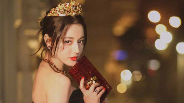 Người hâm mộ cổ vũ sao Brazil tán tỉnh ngọc nữ Địch Lệ Nhiệt Ba