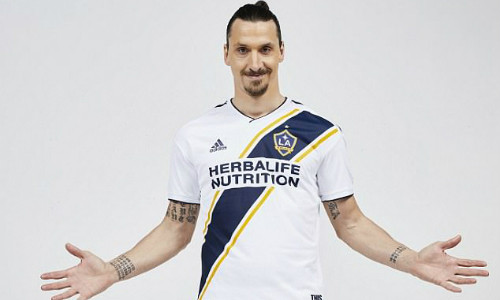 Ibrahimovic ra mắt trong màu áo LA Galaxy. Ảnh: AP.