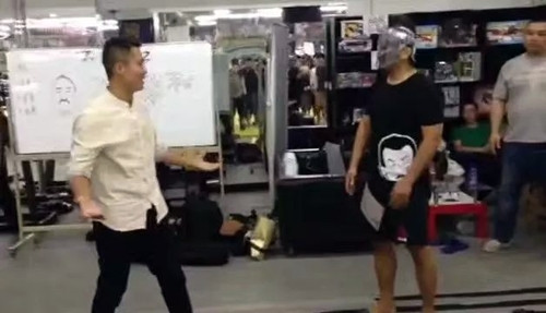 Đinh Hạo và Từ Hiểu Đông trước trận đấu tối 18/3. 