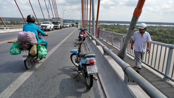 Giải cứu nam thanh niên nhảy cầu Rạch Miễu tự tử