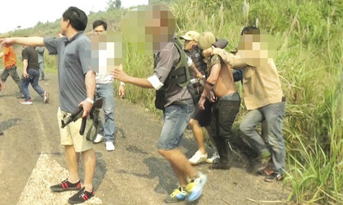 Trinh sát khống chế các đối tượng trong đường dây buôn bán, vận chuyển ma túy xuyên quốc gia.