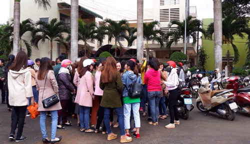  Hàng trăm giáo viên bức xúc tụ tập tại trụ sở UBND huyện Krông Păk hôm 9.3. Ảnh: D.H