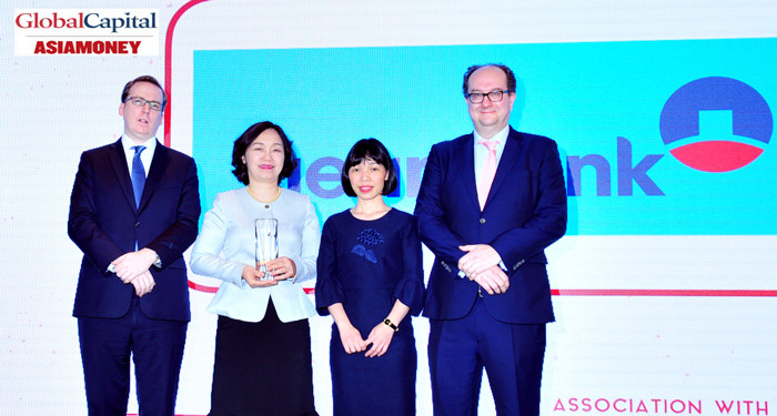 Bà Trần Thị Minh Đức - Giám đốc Khối Vận hành hàm Phó Tổng Giám đốc VietinBank (thứ 2 từ trái sang) nhận Giải thưởng Ngân hàng tốt nhất Việt Nam về Quản lý dòng tiền