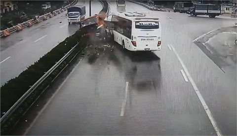 Xe cứu hỏa chạy ngược chiều: Không phải cứ ưu tiên... là chạy