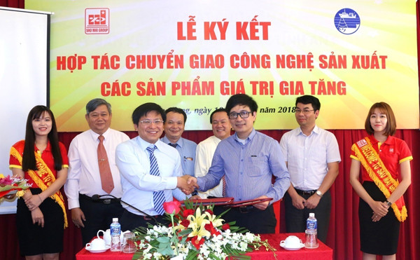 Nghi thức ký kết giữa Tập đoàn Sao Mai và Viện nghiên cứu Hải sản