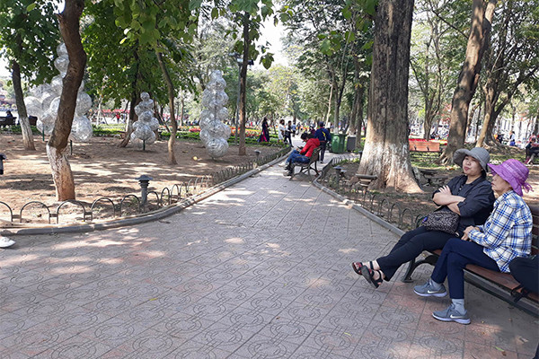 Lớp gạch trên vỉa hè hồ Gươm vẫn còn khá tốt