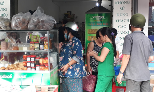 Dù khá nhỏ, quán chay bên cạnh chợ Hòa Bình (quận 5) rất đông khách.