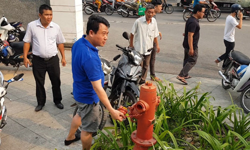 Anh Thành chỉ vào những trụ chữa cháy không có nước. Ảnh: Lê Trai