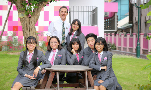 Thầy Pete Kennedy, Tổng Hiệu trưởng Hệ thống trường TH School cùng các em học sinh trong năm học mới