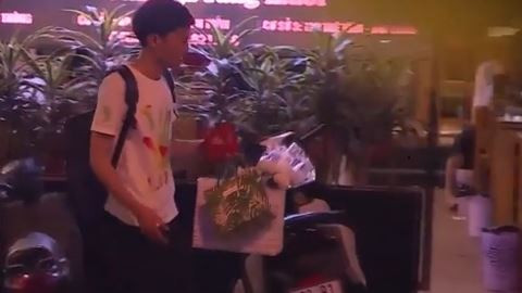 Một số sinh viên bị lôi kéo đi bán hàng rong