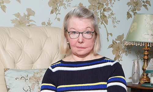 Paulein Newton, 72 tuổi, ngứa gãi đến nỗi người đầy những vết thương rỉ nước