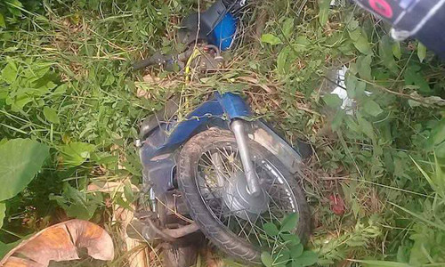 Chiếc xe máy của đối tượng Nguyễn Minh Dương tại hiện trường. Ảnh công an cung cấp