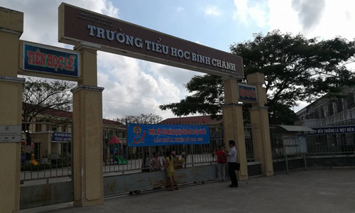 Sáng ngày 17/3, tại Trường tiểu học Bình Chánh, Bến Lức, Long An diễn ra buổi họp khẩn liên quan đến sự việc "cô giáo quỳ".