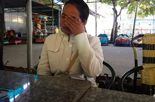  Chị Hồ Thị Mỹ Dung- giáo viên Trường THCS Vụ Bổn khóc nức nở khi nói về việc mình sắp bị mất việc. Ảnh: D.H