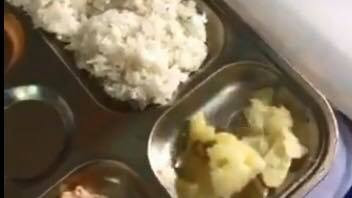 Phản ứng bữa cơm bán trú lèo tèo, phụ huynh đo độ dày miếng chả