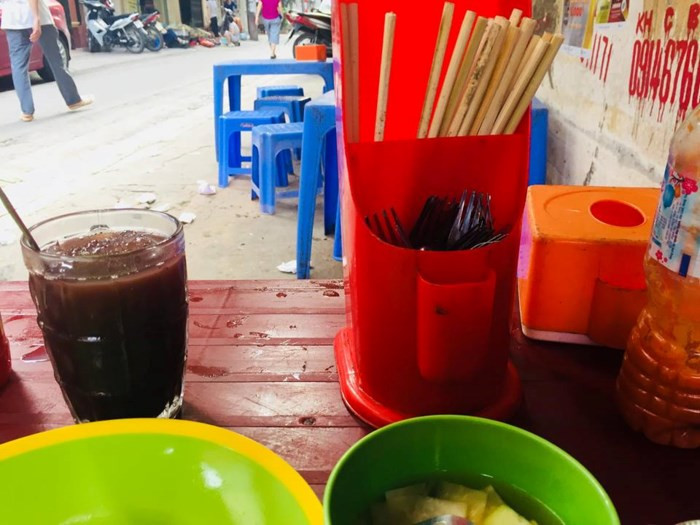 Không chỉ tái sử dụng đũa ăn dùng một lần mà tại nhiều quán ăn vỉa hè, những đôi đũa mốc như thế này vẫn được sử dụng cho khách hàng.