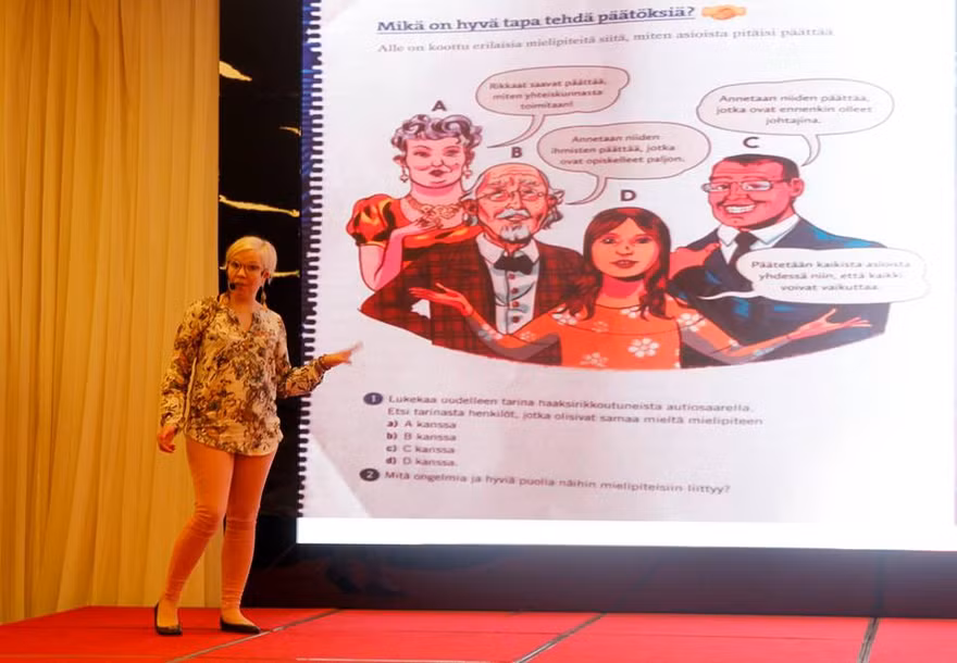 Mỗi chương sách sẽ có một bộ câu hỏi khác nhau với nhiều mức độ khuyến khích ty duy, lập luận và áp dụng kiến thức của học sinh. Ảnh: Thuý Nga.