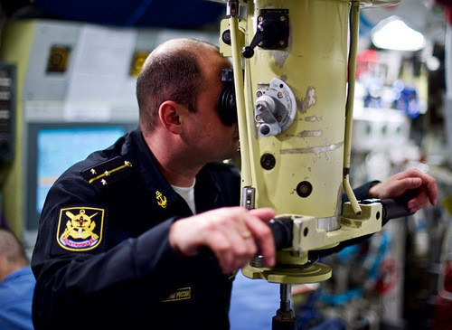 Sĩ quan theo dõi mục tiêu qua kính tiềm vọng. Ảnh: Andrei Stanavov.