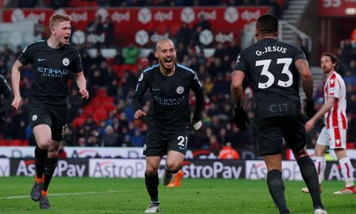 De Bruyne (trái) muốn cùng đồng đội đánh bại Man Utd rồi đăng quang tại Etihad. Ảnh: Reuters.