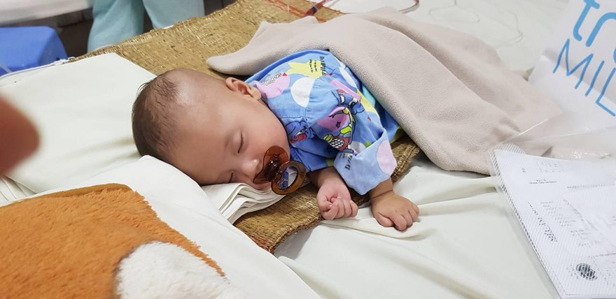 Bé Hoàng Long đã tăng 1kg sau mổ, da hồng hào hơn.