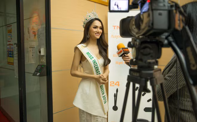 Hương Giang vẫn đang ở lại Thái Lan để hoàn thành nhiệm vụ ở cương vị Hoa hậu.