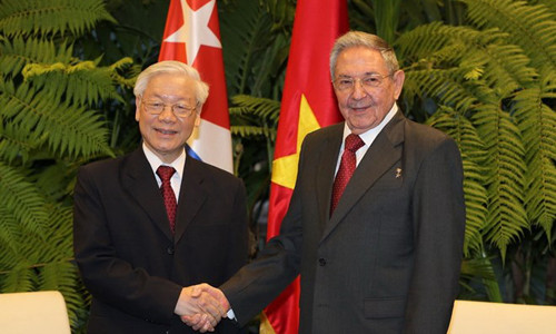 Đồng chí Raul Castro Ruz, Bí thư Thứ nhất Ban chấp hành Trung ương Đảng Cộng sản Cuba , Chủ tịch Hội đồng Nhà nước và Hội đồng Bộ trưởng Cộng hòa Cuba đón Tổng Bí thư Nguyễn Phú Trọng. (Ảnh: Trí Dũng/TTXVN)