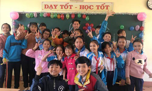 Thầy Trần Vũ Luân (giữa, hàng sau cùng) khi còn làm giáo viên tại Trường THCS Hùng Vương (huyện Ia Grai)